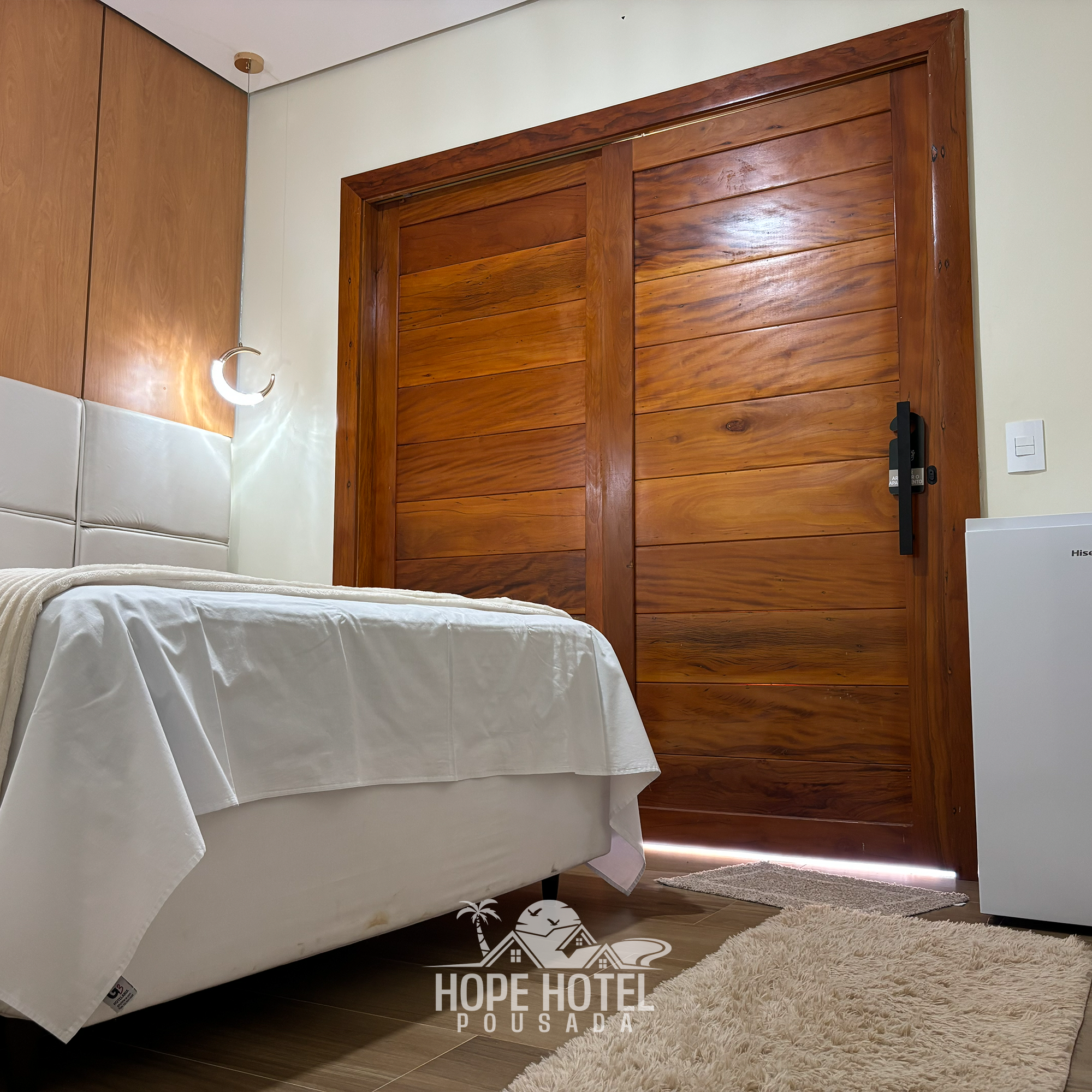 Quarto Econômico com cama de solteiro.